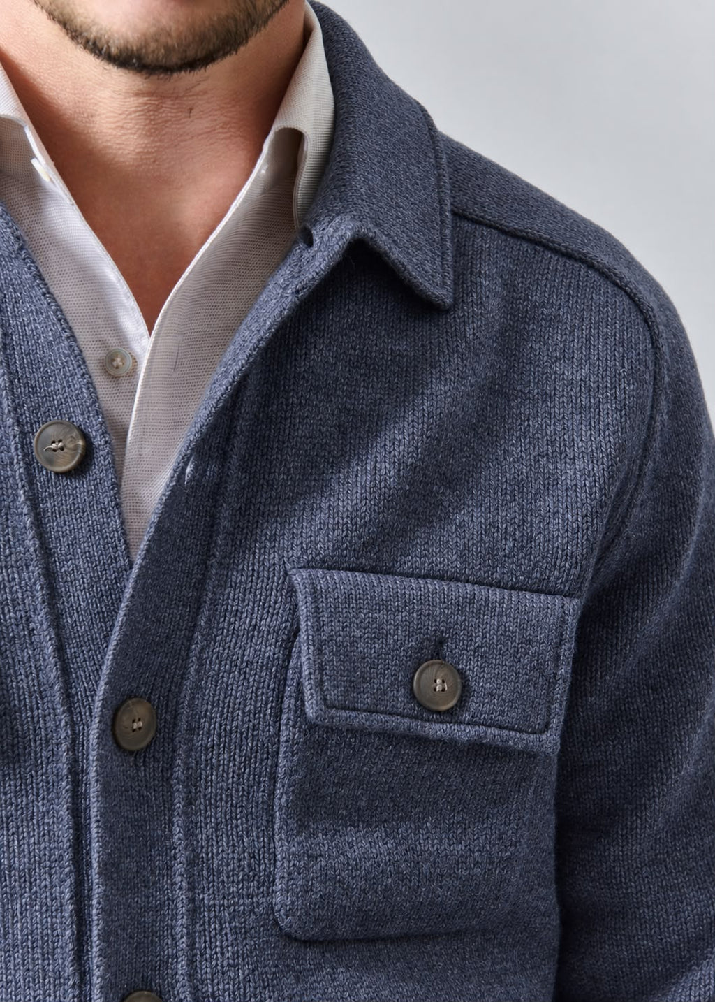 Cardigan homme Adamo bleu denim en laine vierge, col chemise