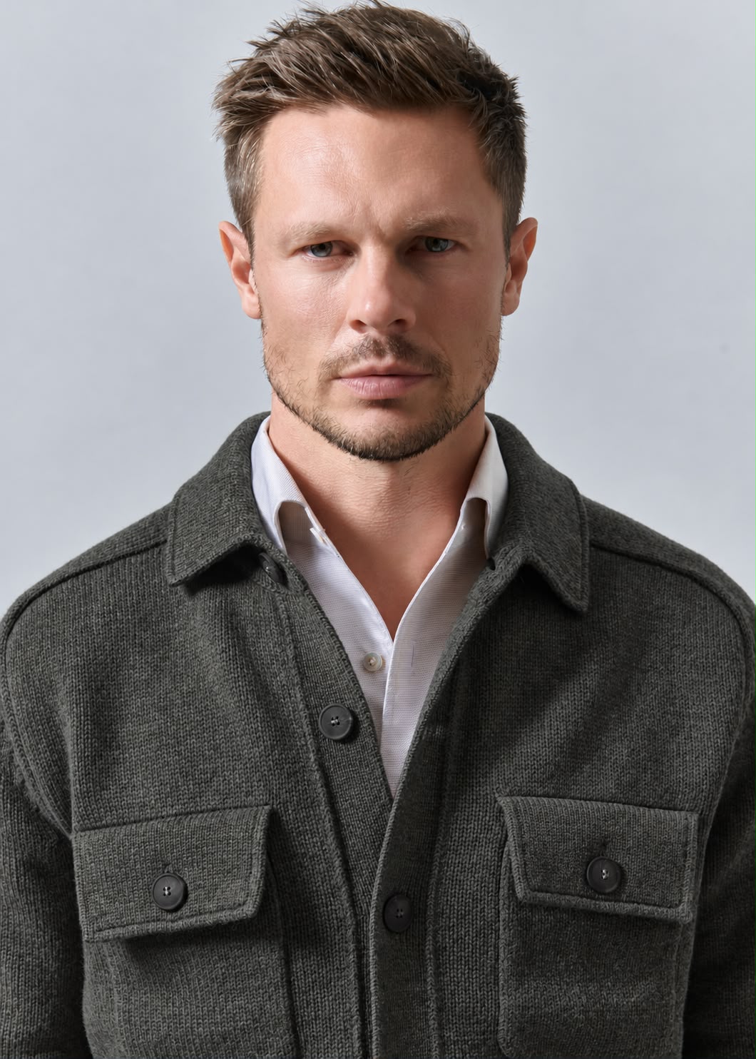 Cardigan homme Adamo vert olive en laine vierge, col chemise