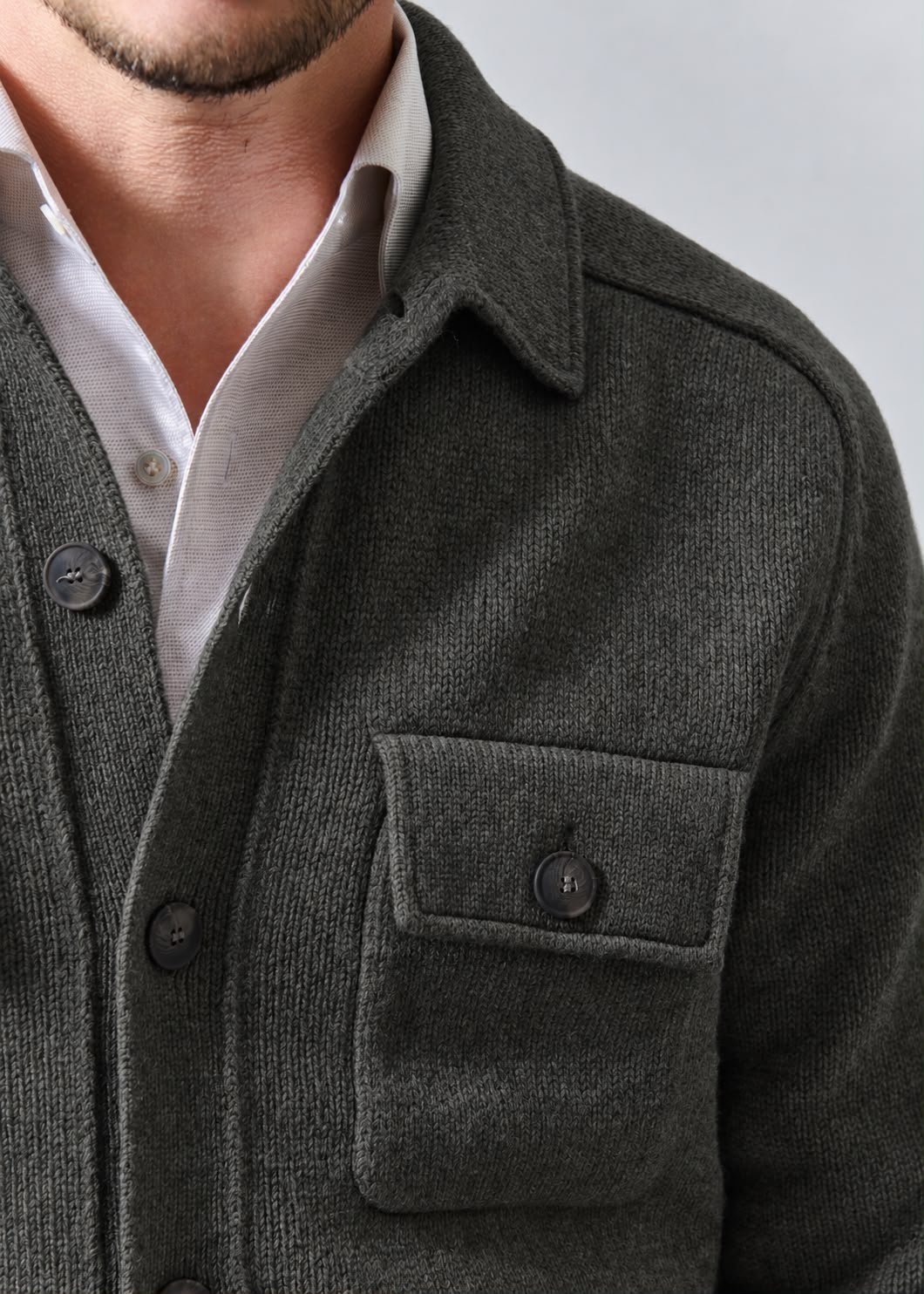 Cardigan homme Adamo vert olive en laine vierge, col chemise