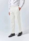 Pantalon Sandra off white porté avec une chemise blanche