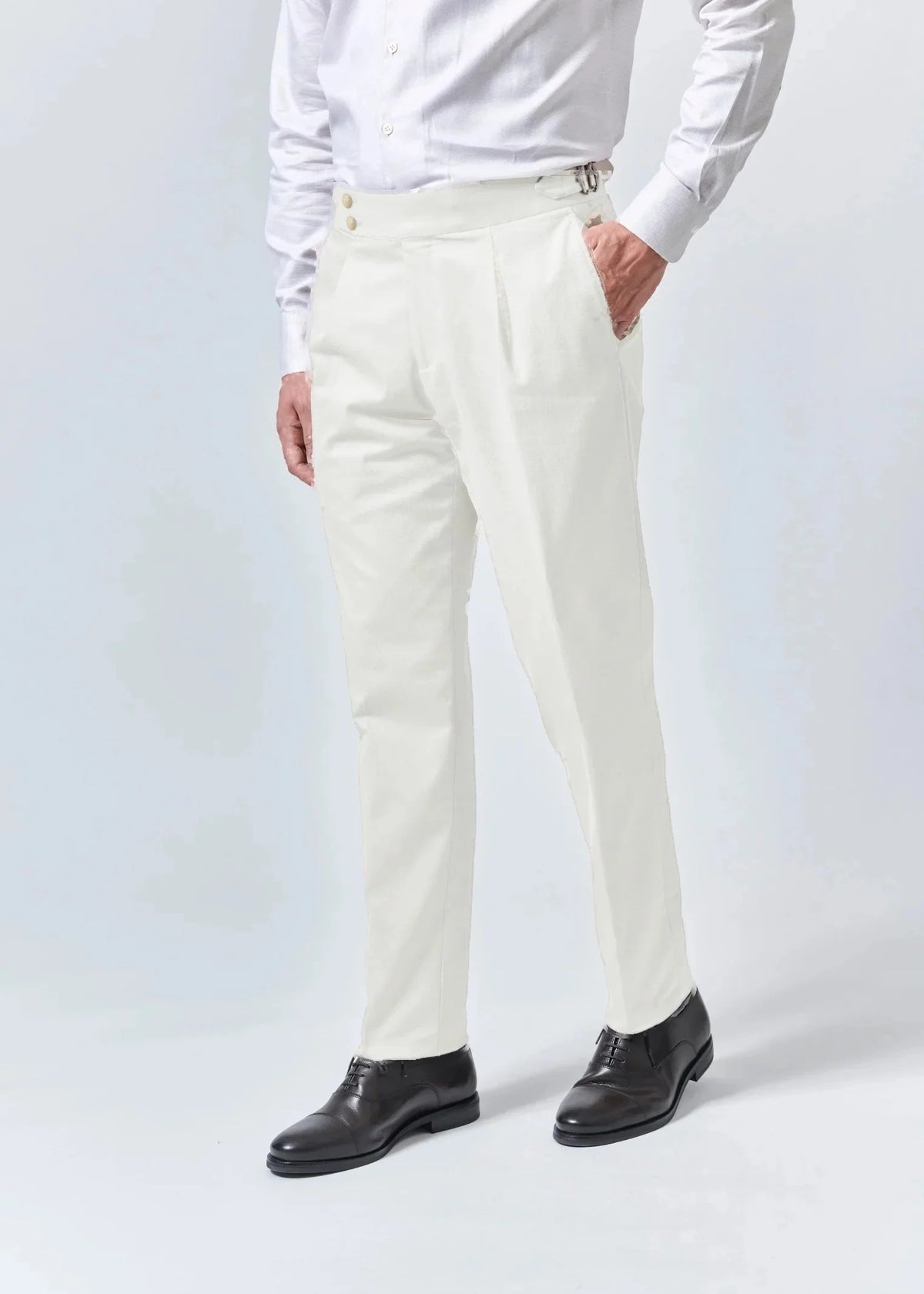 Pantalon Sandra off white porté avec une chemise blanche