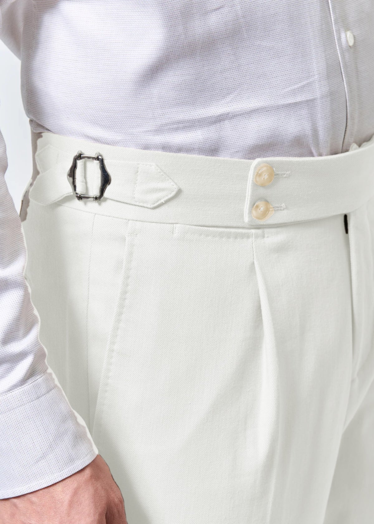 Pantalon Sandra off white, ceinture à double boutonnage et ajusteur